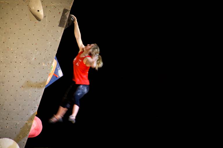 Shauna Coxsey flies for a final hold in the qualifiers. ©Jen Randall, Light Shed Pictures